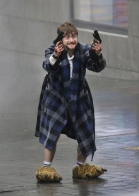 harry-potter-daniel-radcliffe-holding-guns-in-bear-feet-twitter-reactions-2.jpg